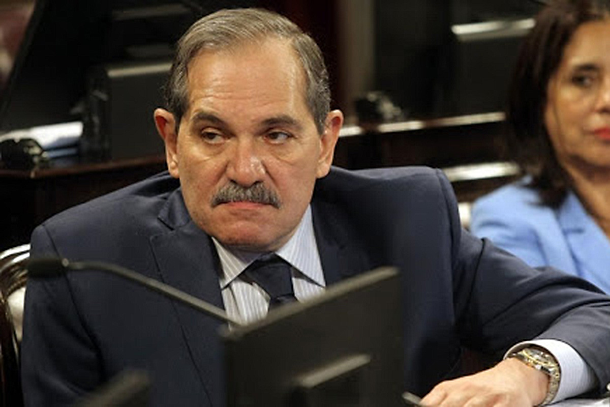 El senador Alperovich, acusado de violar a su sobrina, seguirá de licencia