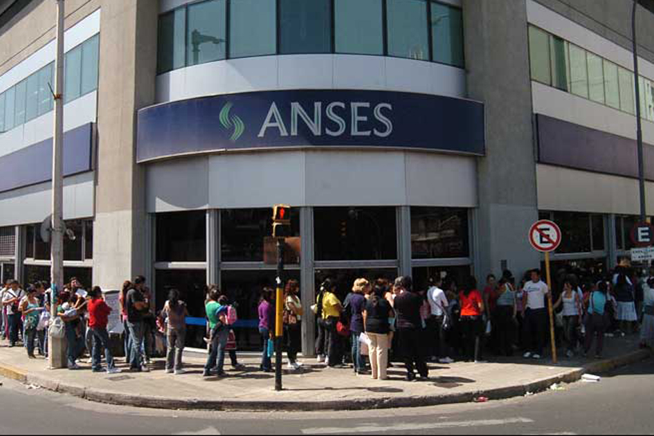 El gobierno redujo a la mitad el valor del FGS de la Anses mientras planea su liquidación