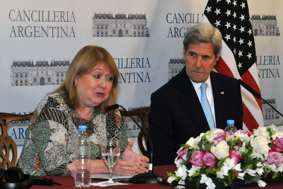 Kerry entregó documentos desclasificados relativos a la dictadura argentina