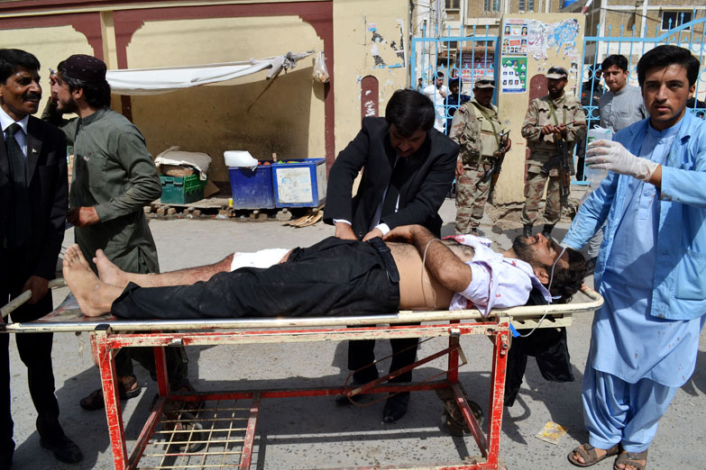 Atentado suicida en un hospital de Pakistan deja 93 muertos