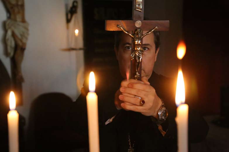 El exorcista del Conurbano: un cura de Santos Lugares enseña a expulsar el diablo del cuerpo