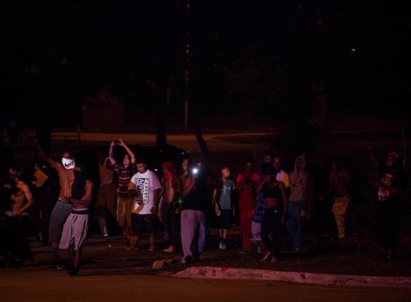 Una nueva noche de furia contra el racismo policial en Milwaukee