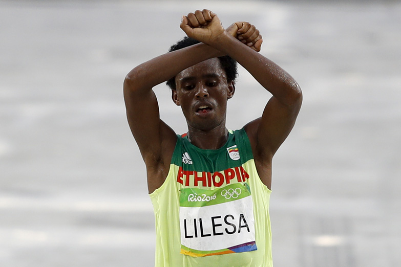 La historia detrás del gesto del etíope Feyisa Lilesa en Río