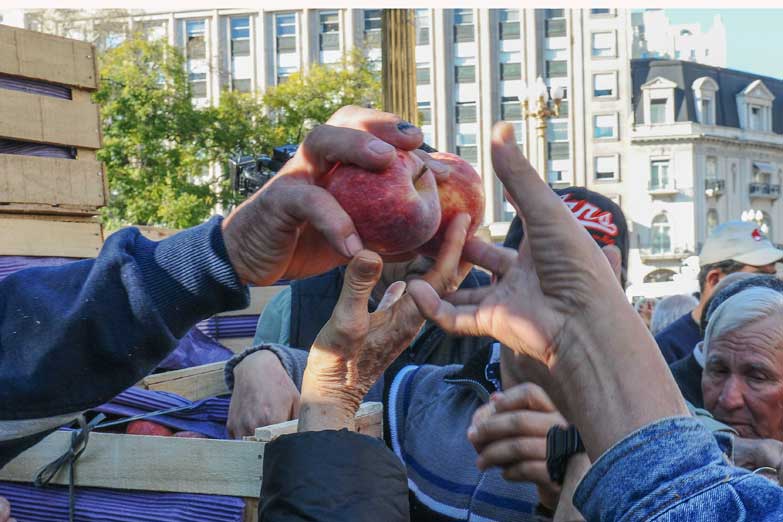 Regalaron fruta en señal de protesta en Plaza de Mayo