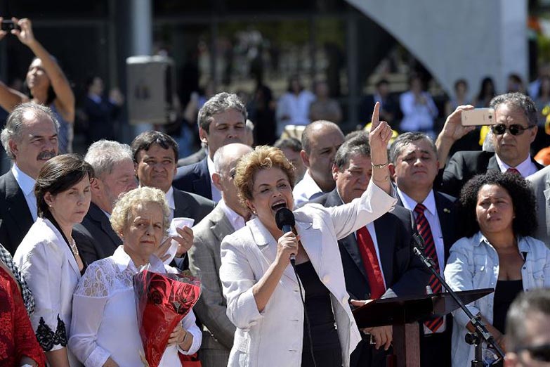 Rousseff dijo que la democracia no está garantizada en Brasil