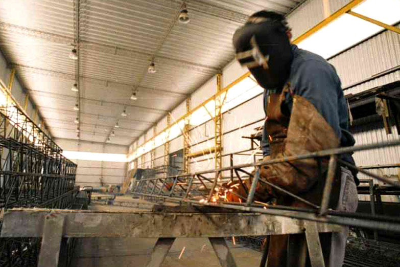 El empleo se desploma en la construcción y en la industria metalúrgica