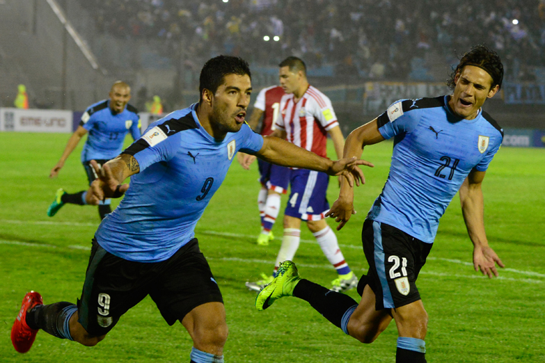 Uruguay goleó a Paraguay y quedó puntero de las Eliminatorias