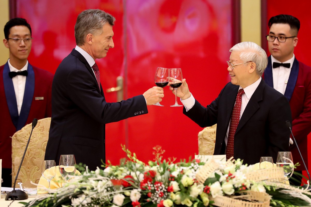 Después de retacearle los fondos, Macri elogió al Equipo Argentino de Antropología Forense en Vietnam