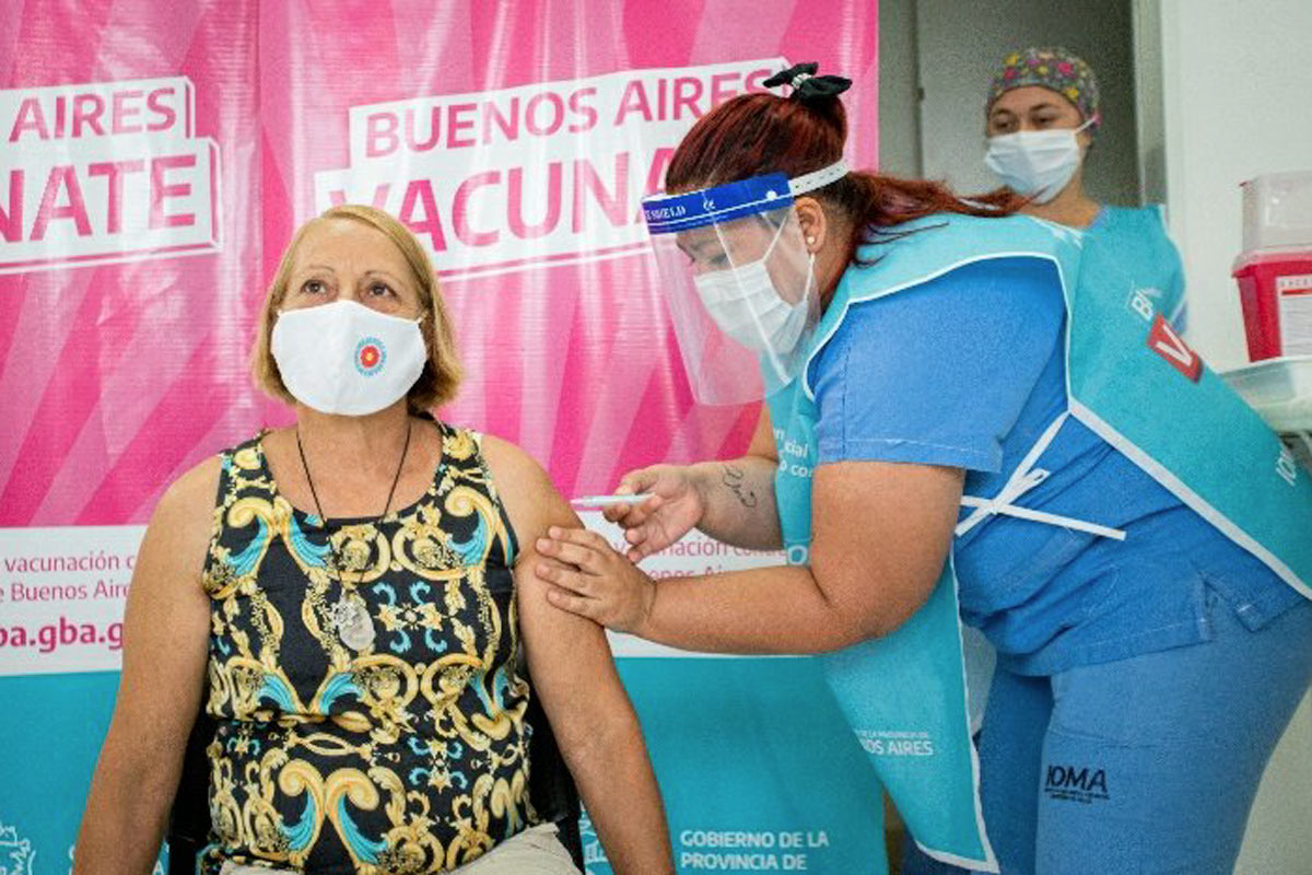 La provincia de Buenos Aires comienza a vacunar a mayores de 70 años y docentes