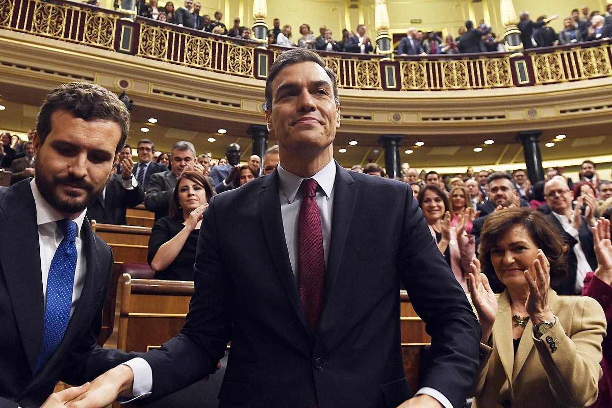 Pedro Sánchez fue investido presidente del primer gobierno de coalición en España