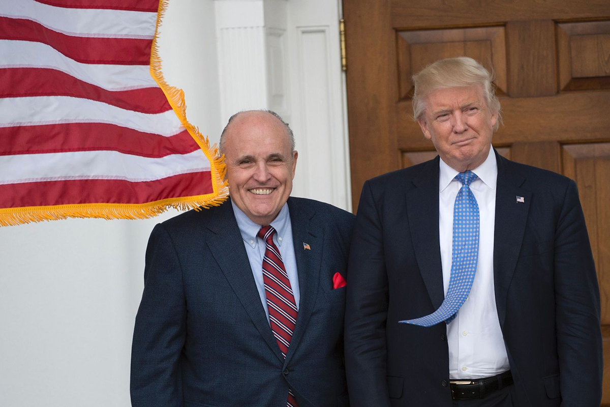 La Mesa Judicial de EEUU está servida: allanaron a Rudy Giuliani, abogado de Trump