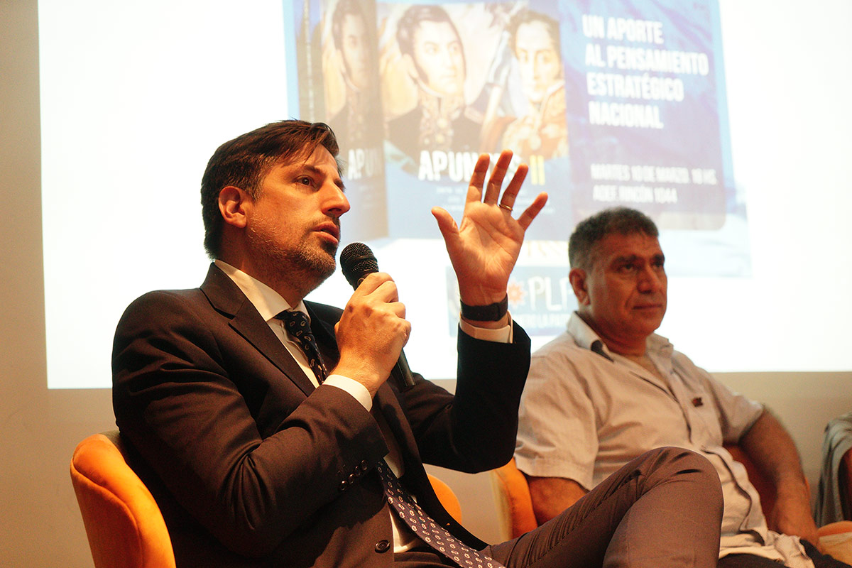 El ministro Nicolás Trotta y el secretario general de Adef presentaron el libro Apuntes