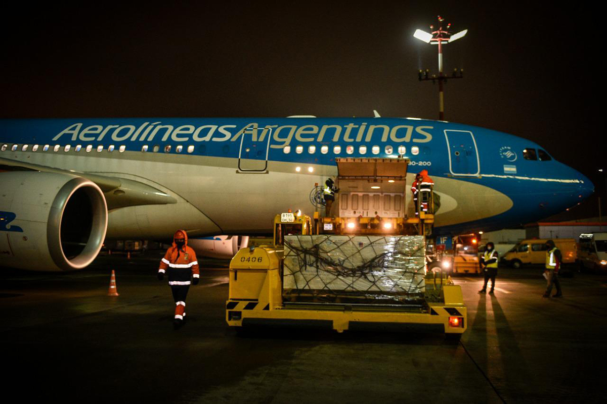 El vuelo de Aerolíneas con las vacunas regresa hacia la Argentina