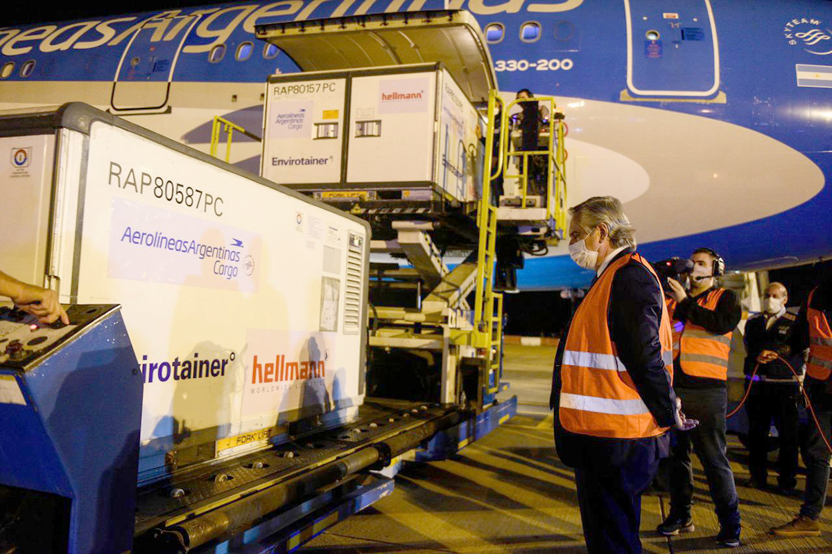 Alberto recibió en Ezeiza el vuelo con un millón de dosis de Sinopharm que completó el acuerdo con China
