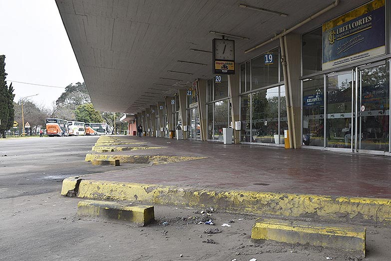 Por deudas salariales, hay paro de colectivos en el interior del país