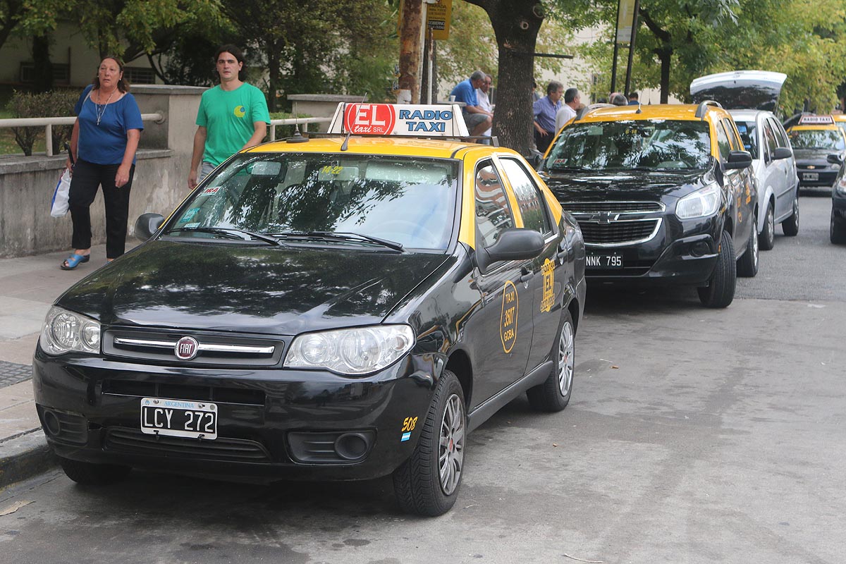 Los taxis porteños deberán usar una app y aceptar tarjetas de crédito