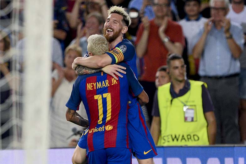 Messi anotó tres goles en la aplastante victoria de Barcelona