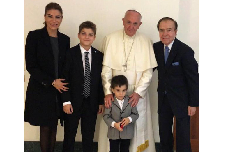 Menem lo vio al Papa y pide esperar a Macri