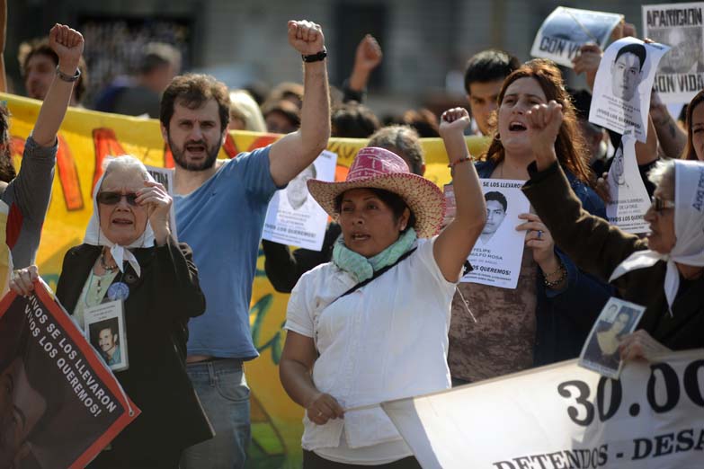 El reclamo por los 43 estudiantes de Ayotzinapa llegó a Buenos Aires