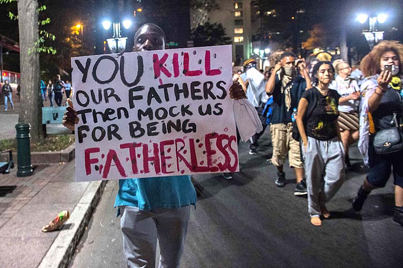 Seguían las protestas en Charlotte a pesar del toque de queda