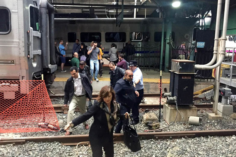 Tres muertos y 100 heridos al chocar un tren en Nueva Jersey