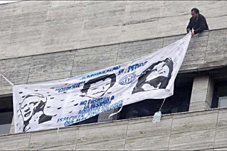 Repudian el fallo que procesó a delegados por colgar una bandera