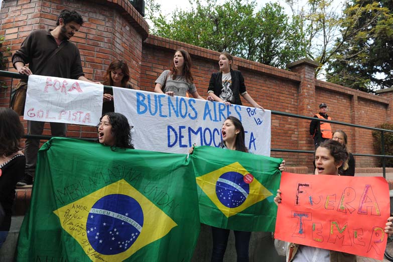 Protestas en la Quinta de Olivos: tiraron ratas de virulana