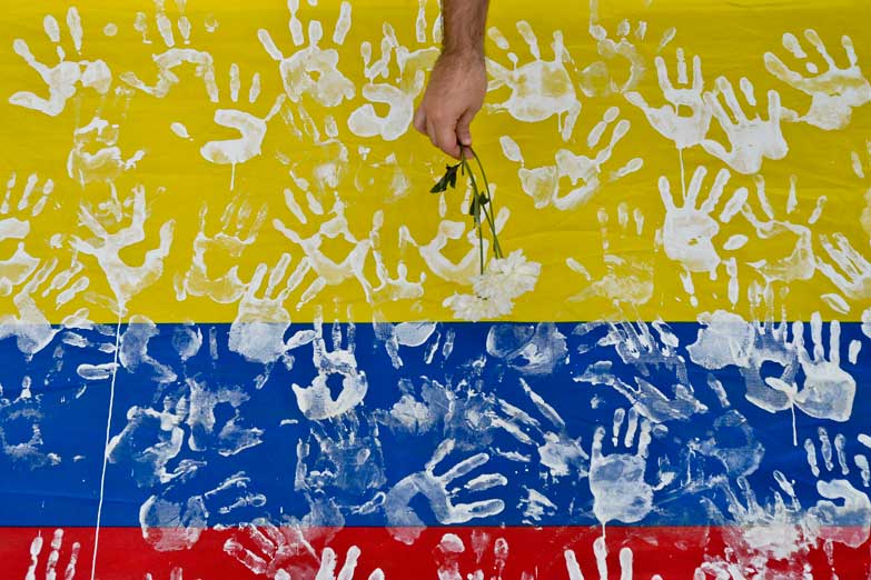 Colombia: la campaña sucia de Uribe se debilita frente al Nobel de Santos