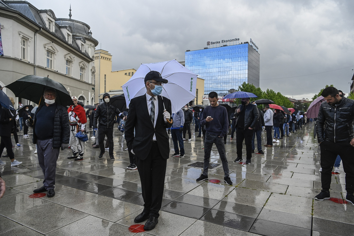 Con la excusa de la pandemia, la justicia expulsó al gobierno de Kosovo