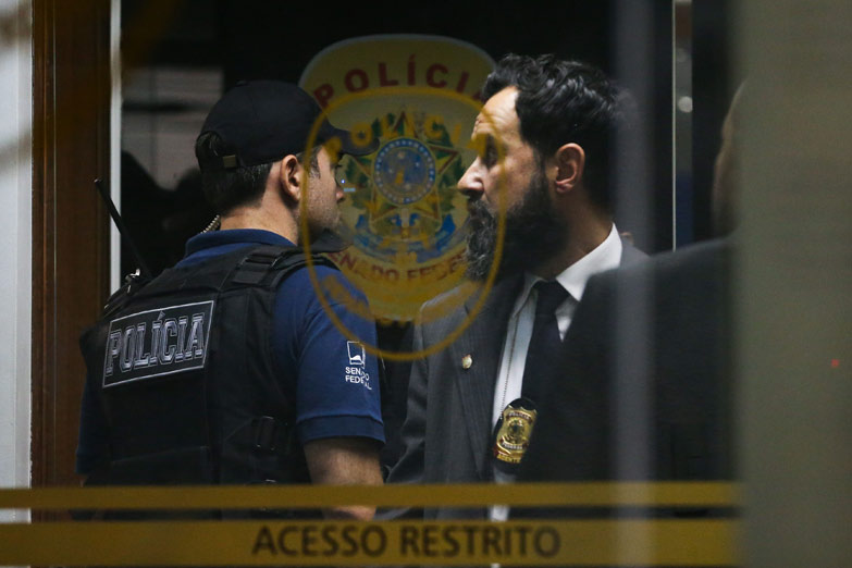 Allanan el Senado brasileño y detienen a policías