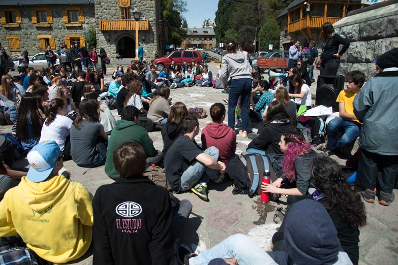 Sentada en Bariloche contra el Operativo Aprender
