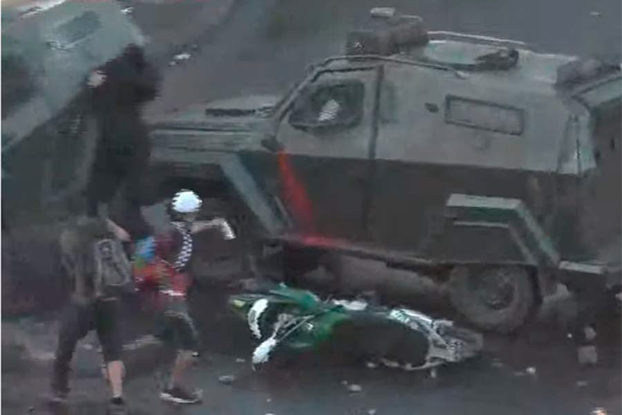 Carabineros chilenos atropelló brutalmente a un manifestante