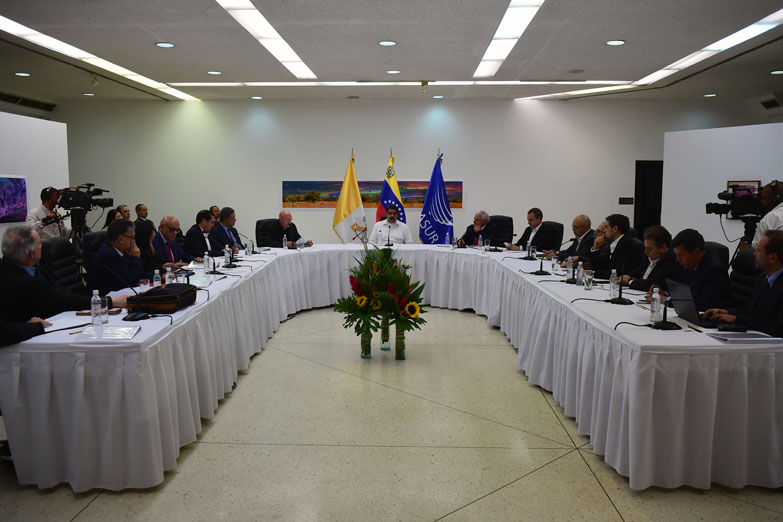 Comenzaron las conversaciones del chavismo y la oposición
