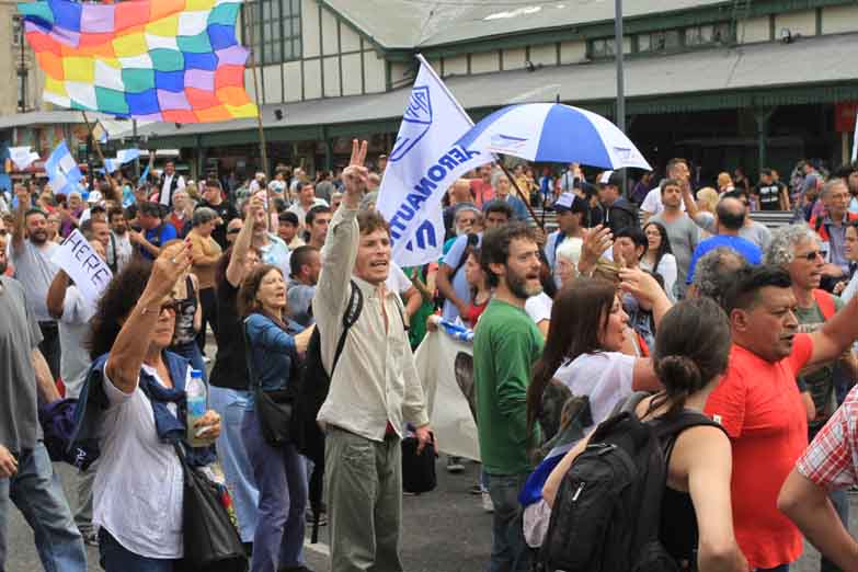Una multitud acompañó a CFK a Comodoro Py