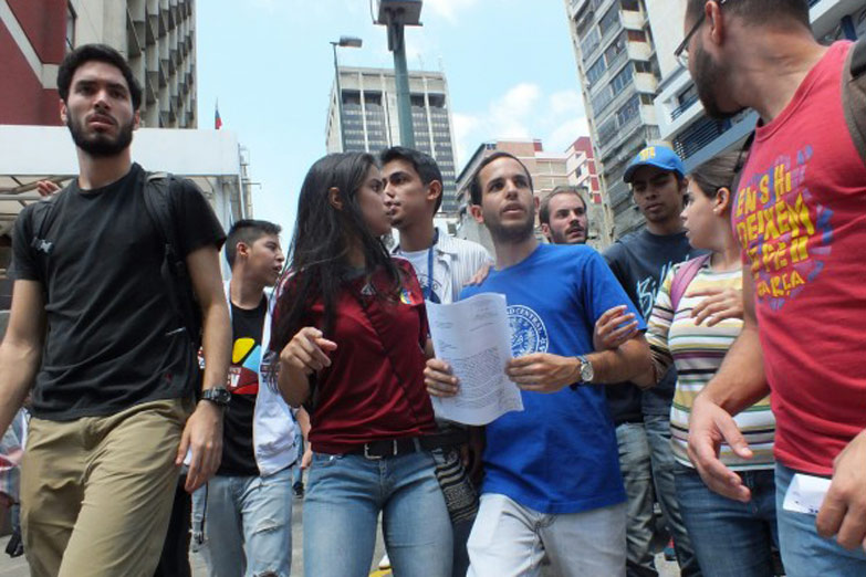 A pesar del diálogo, estudiantes venezolanos marchan en Caracas