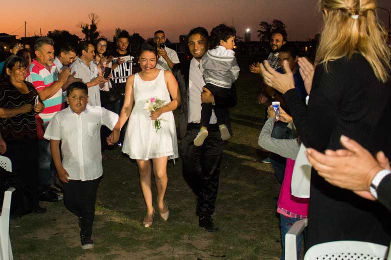 Casarse en La Cárcova: cumbia, choris y una forma de salir adelante