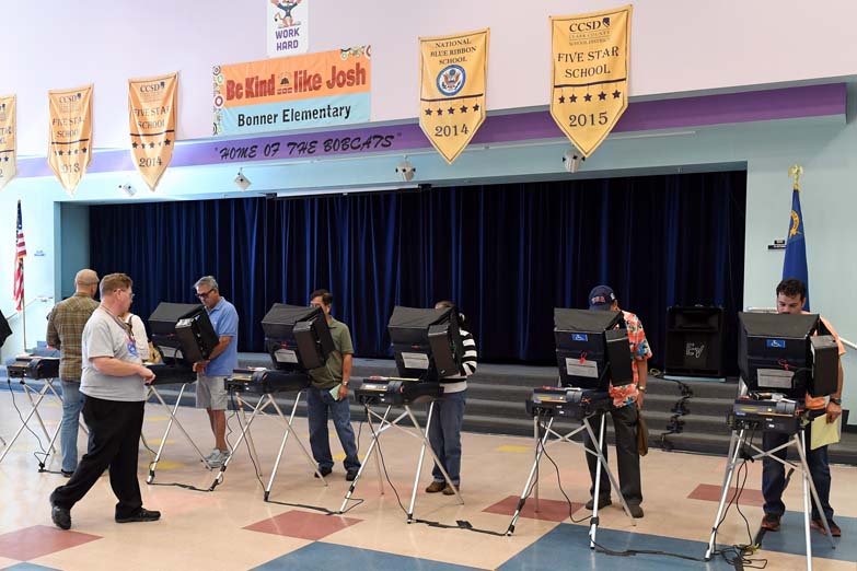 Se rompen máquinas de voto electrónico y usan boletas