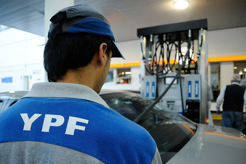 YPF baja los precios de los combustibles 1,2% en promedio