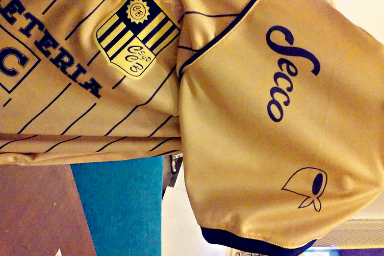 Hebe se conmovió con la camiseta de Central Ballester