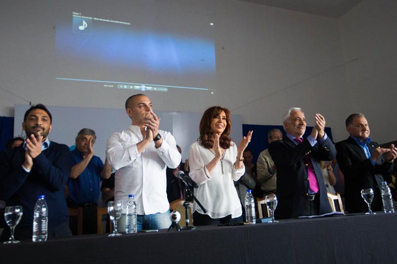 «Cuando el mundo está abandonando el libre-mercado, acá hacemos todo lo contrario»