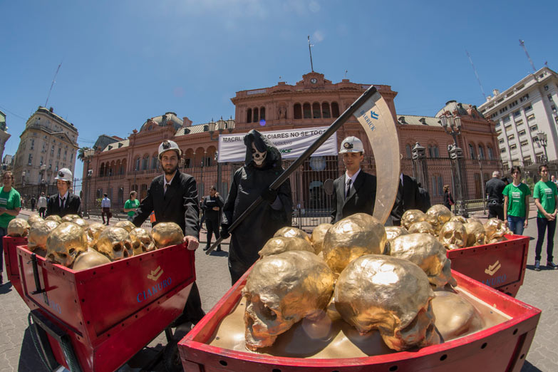 Cráneos dorados frente a Casa Rosada contra Barrick Gold