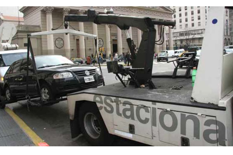 Proponen frenar el negocio de grúas privadas en la Ciudad