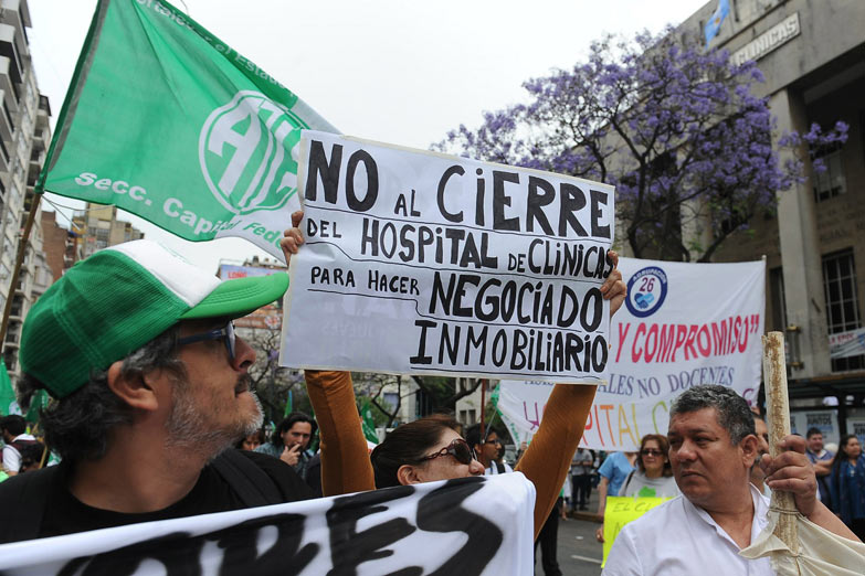Clínicas: acorralado en su auto, Bullrich acordó reunión con estudiantes