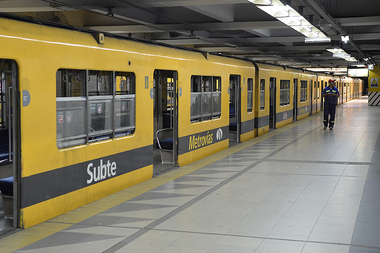 Paro en las cinco líneas del subte tras el asesinato de la mujer policía