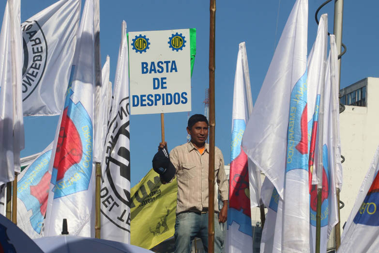 Los gremios acusan: «Los empresarios no hacen ningún esfuerzo para frenar los despidos»