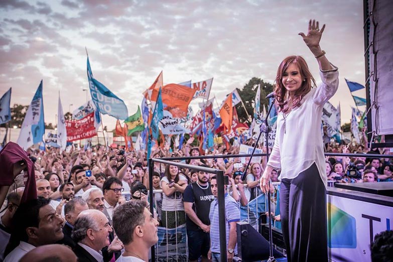 CFK reagrupa a la militancia y cruza el debate del FpV