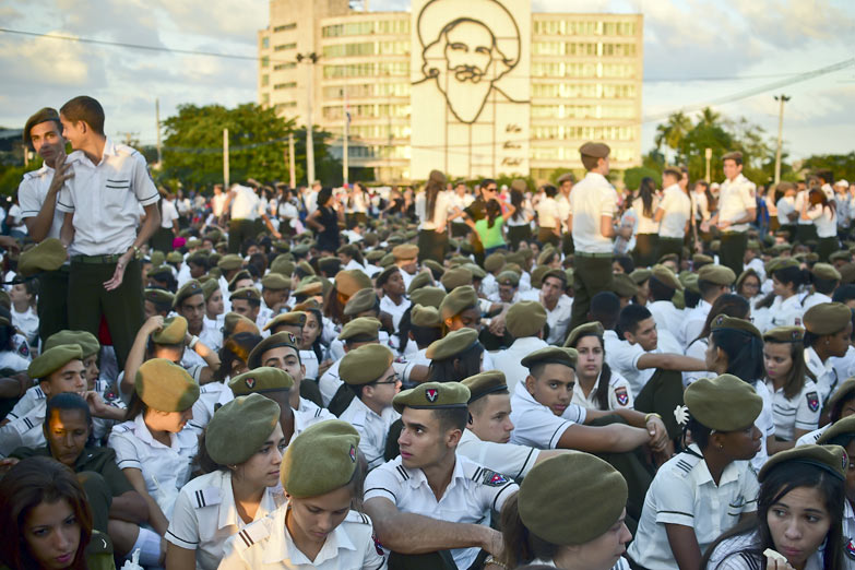 Miles de cubanos despiden a Fidel en la Plaza de la Revolución
