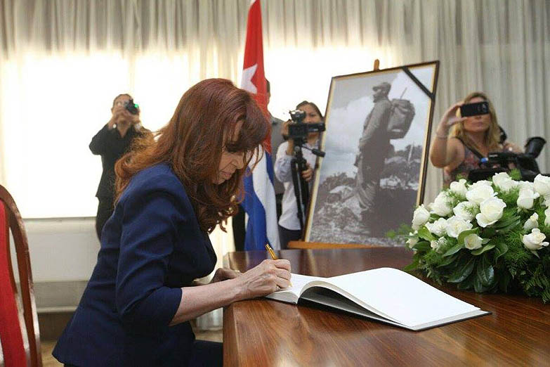 CFK rindió honores a Castro en la embajada de Cuba