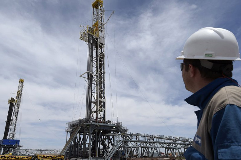 YPF puso en marcha la venta de campos de petróleo y gas en seis provincias