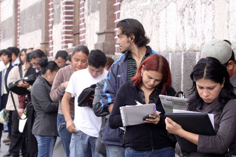 Hay menos empleo en blanco y está peor remunerado